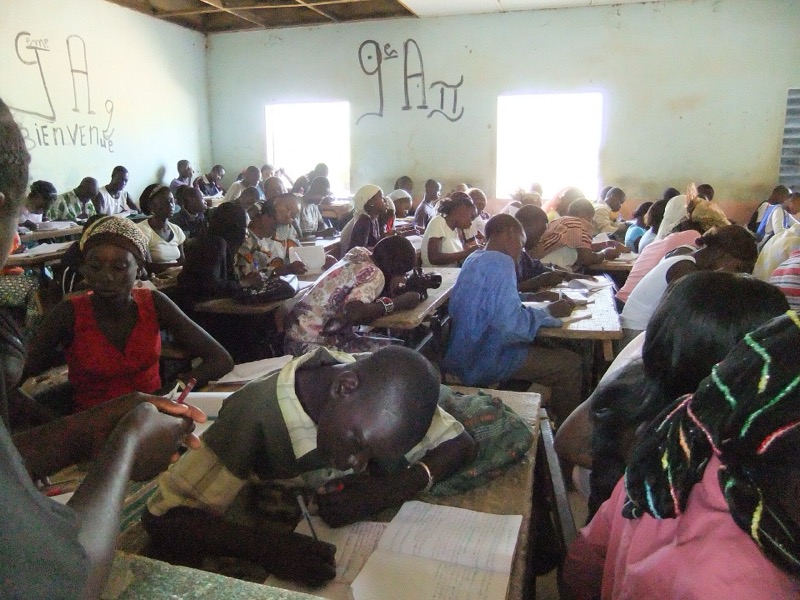 Une salle de classe pleine d'élèves de 9e année concentrés sur leur travail.